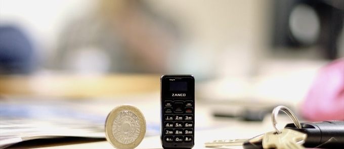 Zanco tiny t1은 USB 드라이브와 같은 크기의 세계에서 가장 작은 휴대전화입니다.