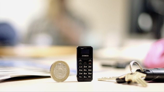 Zanco tiny t1 este cel mai mic telefon din lume, care măsoară aceeași dimensiune ca o unitate USB