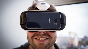 Samsung Gear VR incelemesi: Gear VR harika bir deneyim sunuyor, ancak sizi aptal gibi gösteriyor