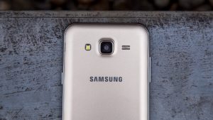 Samsung Galaxy J5 сзади и камера