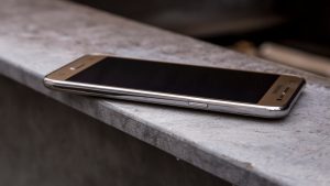 Samsung Galaxy J5 спереди под углом
