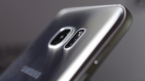 Recenzie Samsung Galaxy S7: Carcasa camerei iese doar 0,46 mm