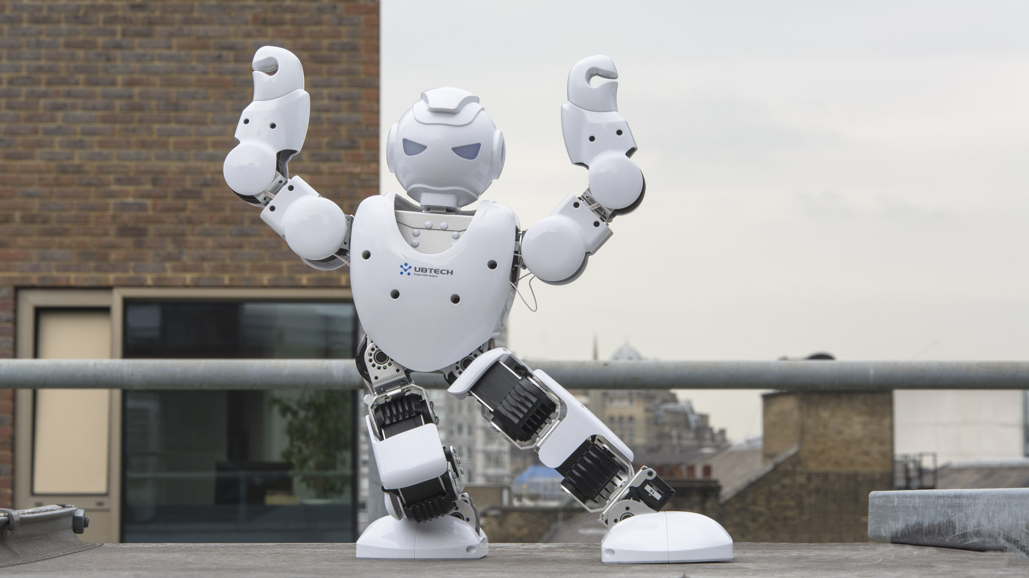 UBTech Alpha 1S 리뷰: 400파운드짜리 로봇으로 말 그대로 노래와 춤 모두