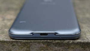 Огляд Samsung Galaxy S5 Neo: нижній край