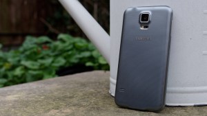 Samsung Galaxy S5 Neo im Test: Rückseite, abgewinkelt