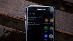 Samsung Galaxy S7 Edge - край екрана крупним планом