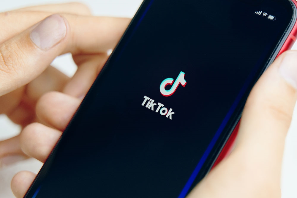 Як увійти в кілька облікових записів TikTok на вашому телефоні
